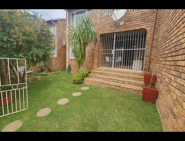 3 BEDROOM TOWNHOUSE FOR SALE IN MORELETAPARK